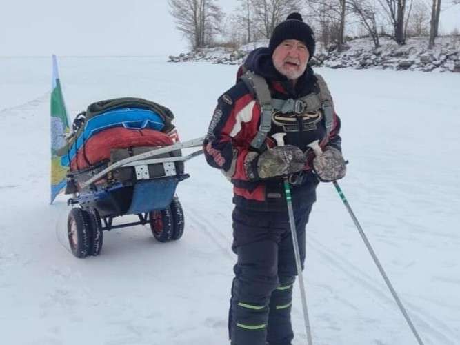 77-летний путешественник в одиночку обогнул Байкал по льду
