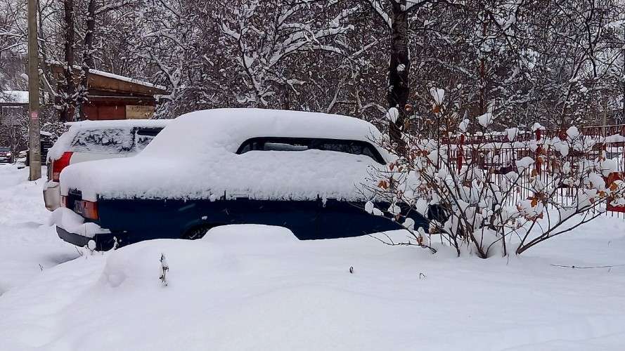 Машины во дворе