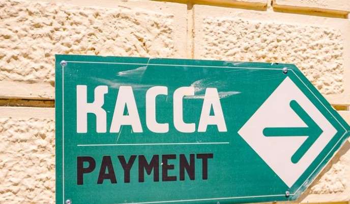 Указатель  на кипичном фасаде