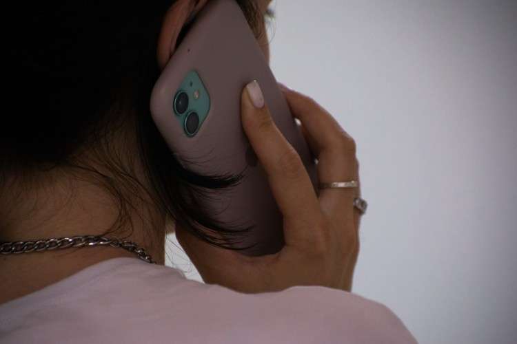 Девушка с телефоном