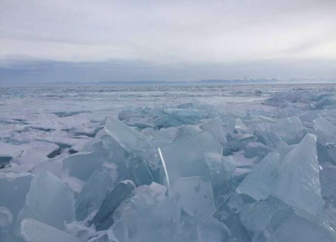 Куски льда весной