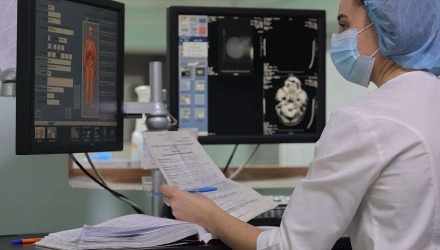 Врач изучает результаты обследования