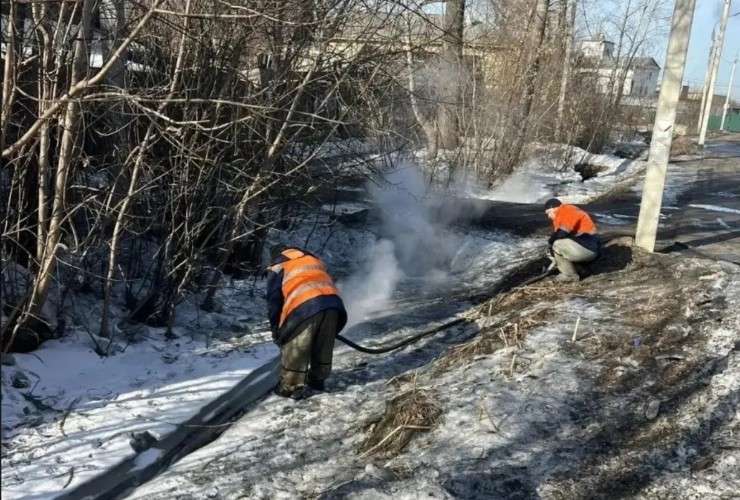 Коммунальщики на месте подтопления