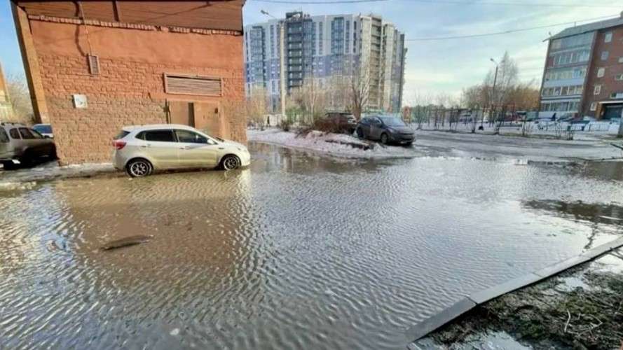 огромная лужа