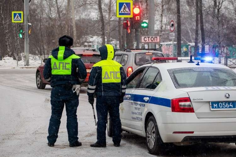 Сотрудники ДПС около служебной машины