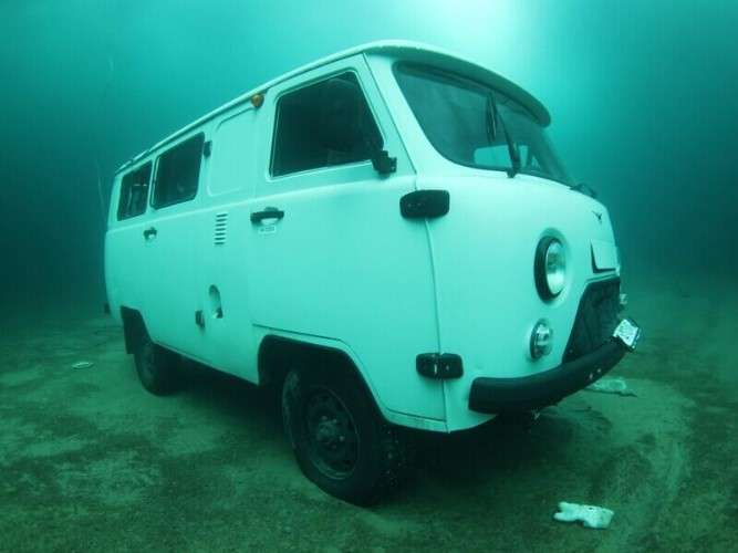 УАЗ, в котором погибли китайские туристы, подняли со дна Байкала у мыса Хобой