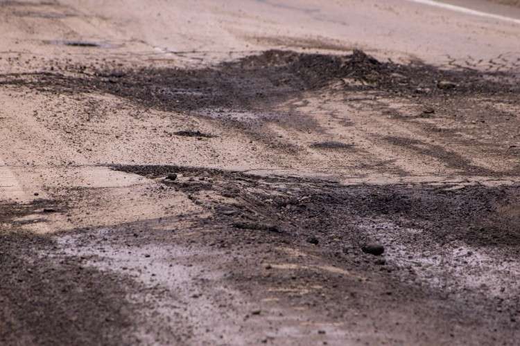 В Иркутске ямы на дорогах заливают литым асфальтом