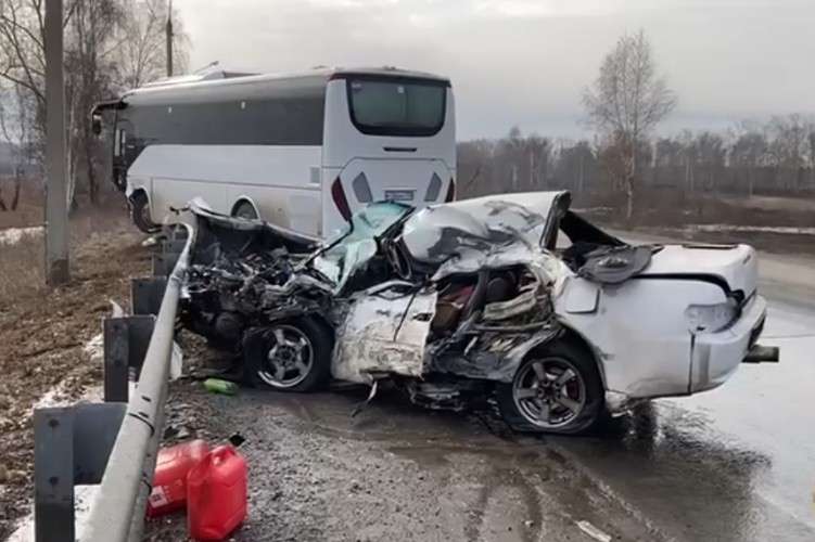 Три человека пострадали в ДТП с рейсовым автобусом в Усолье-Сибирском