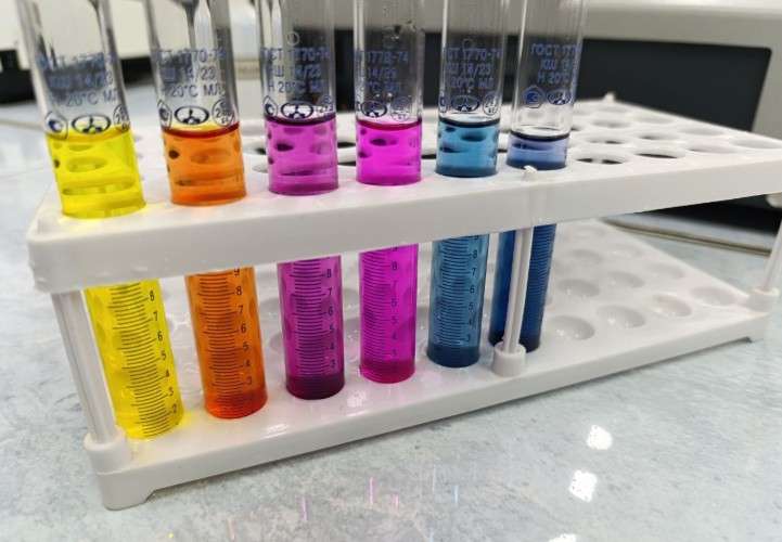 Пробирки с разноцветной жидкостью