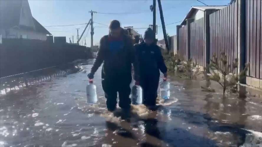 Люди по колено в воде