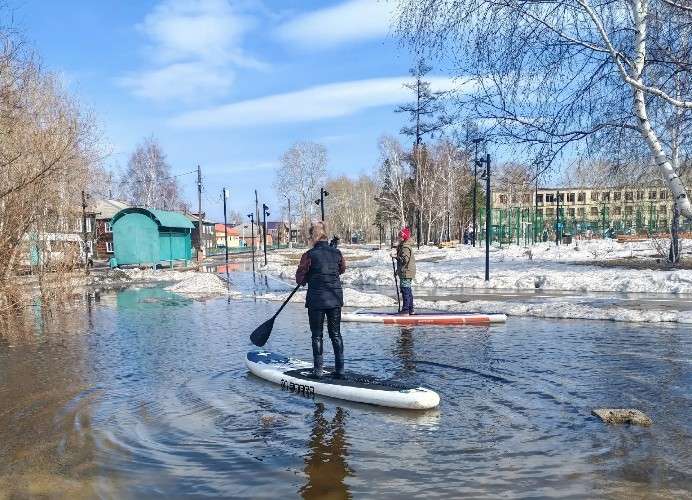 Девушки на сапбордах катаются по лужам