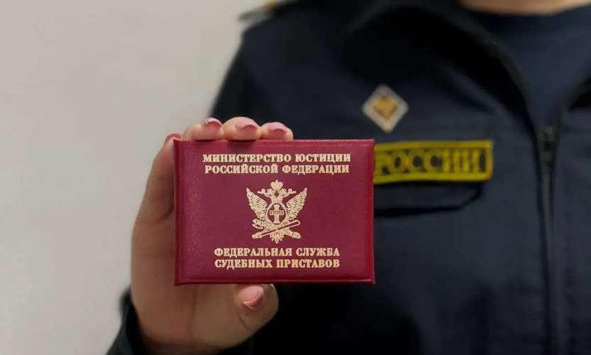 Удостоверение в руке