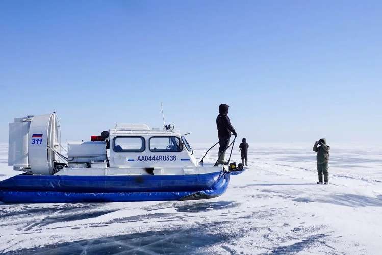 Хивус на льду Байкала
