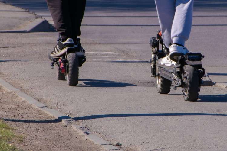 самокаты, тротуар, асфальт