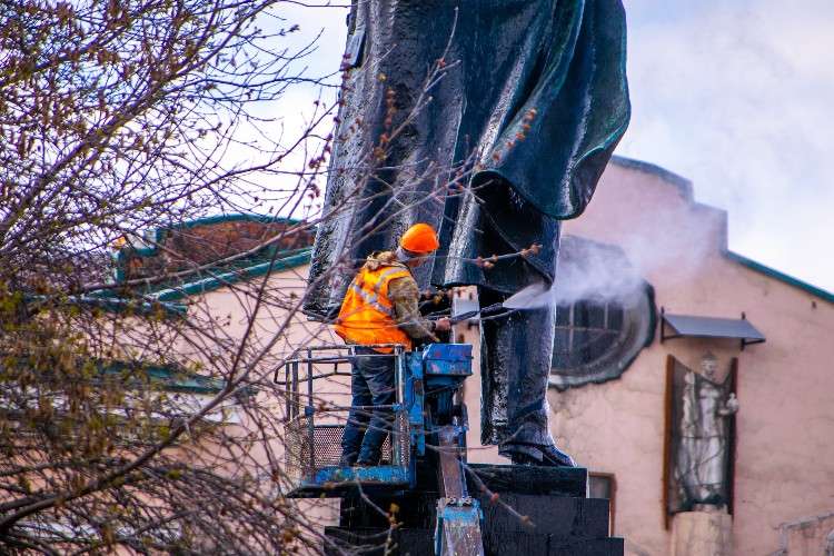 Мытье памятника в Иркутске