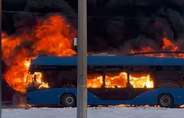 горящий троллейбус