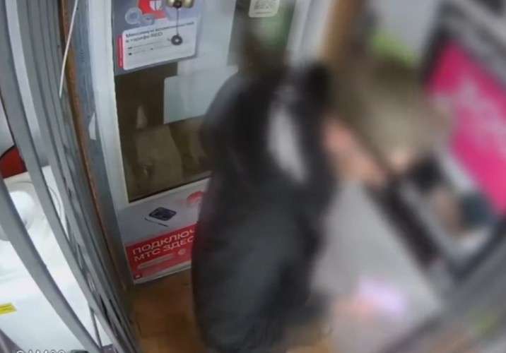 Грабитель с айфоном в руках