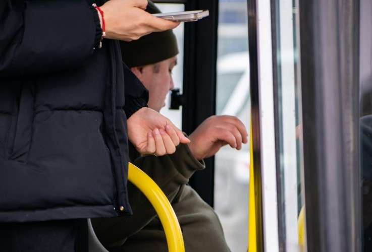 Пассажир оплачивает проезд в общестенном транспорте