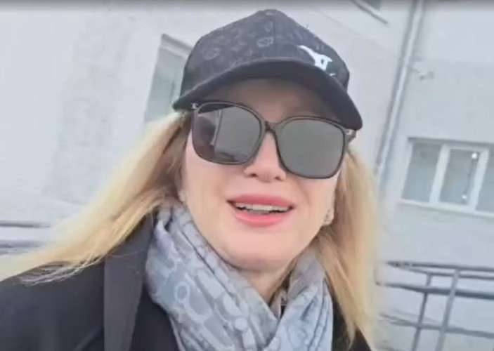 Вика Цыганова у здания МФЦ в Братске