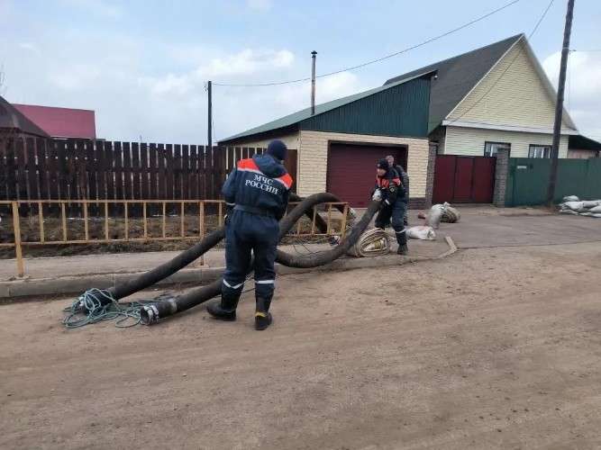 В Хомутово и Большой Елани остаются подтопленными 13 приусадебных участков