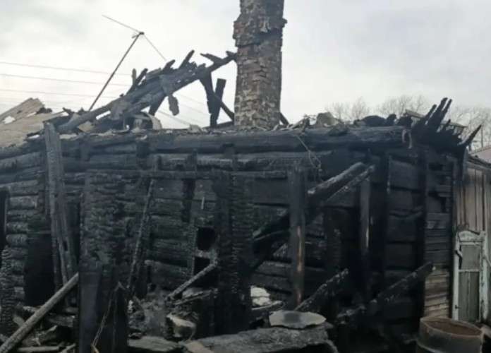 Обгоревший сруб дома