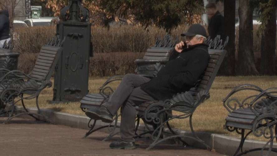 мужчина на скамейке