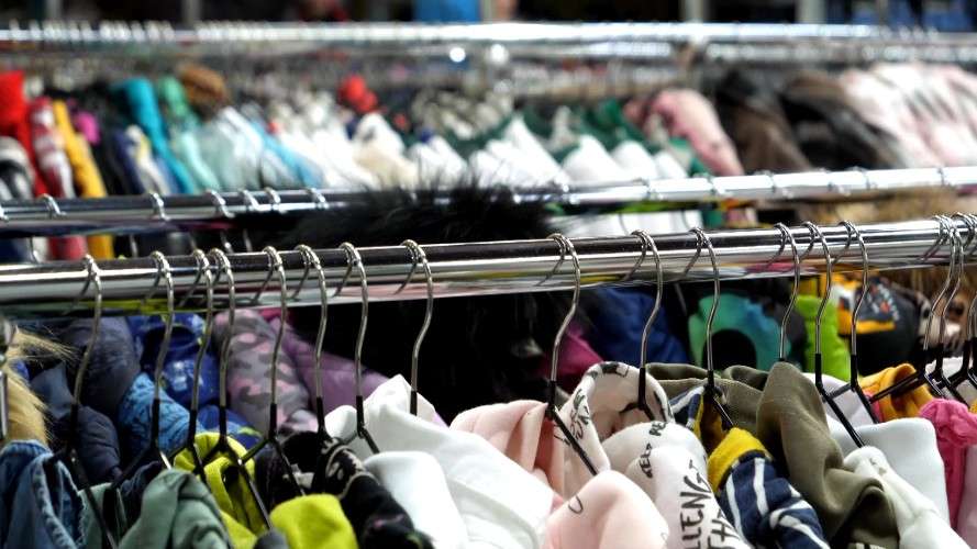 одежда на плечиках