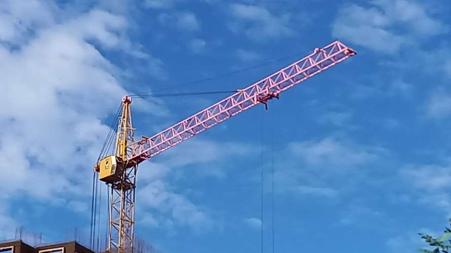 Башенный кран на фоне  голубого неба