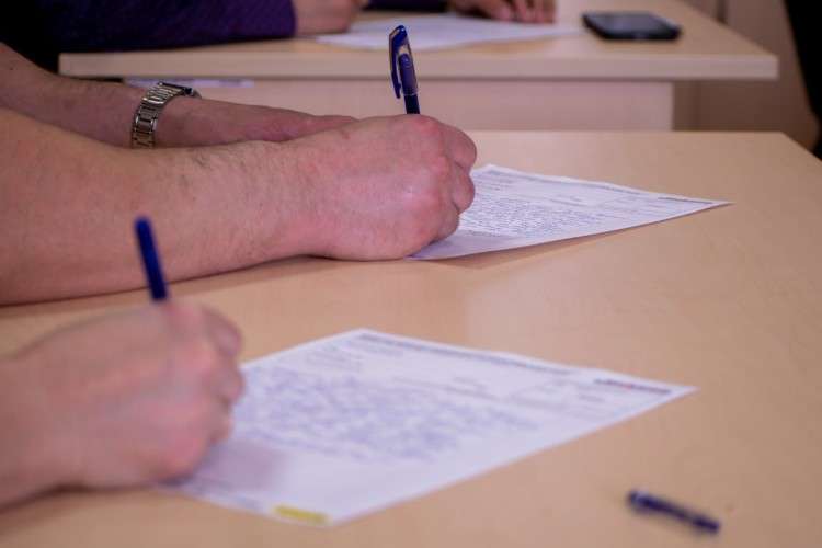 Люди пишут диктант