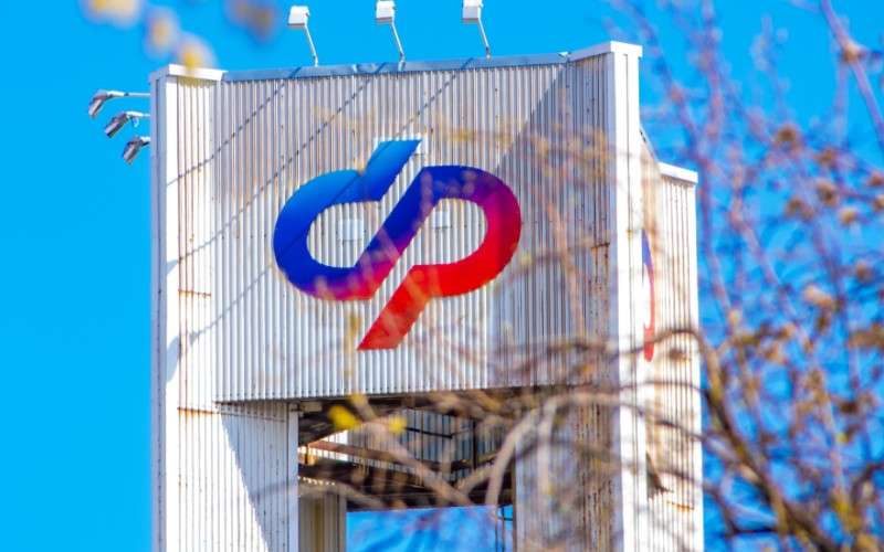 Конструкция с эмблемой соцфонда