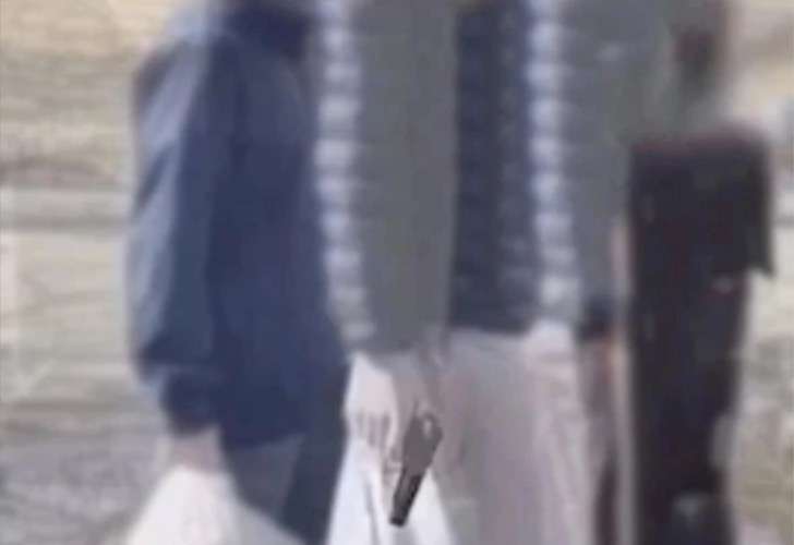 Человек с похожим на пистолет предметом в руке