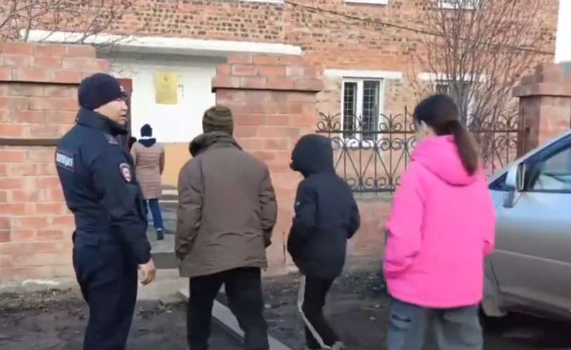 Участников конфликта ведут в отдел полиции