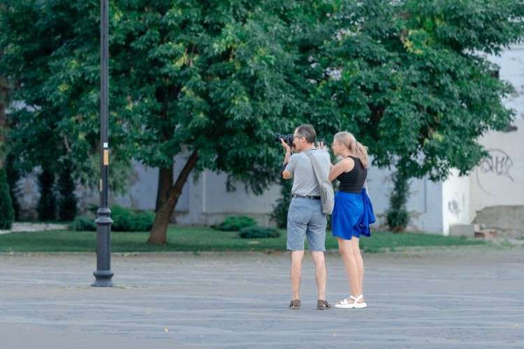 туристы в городе