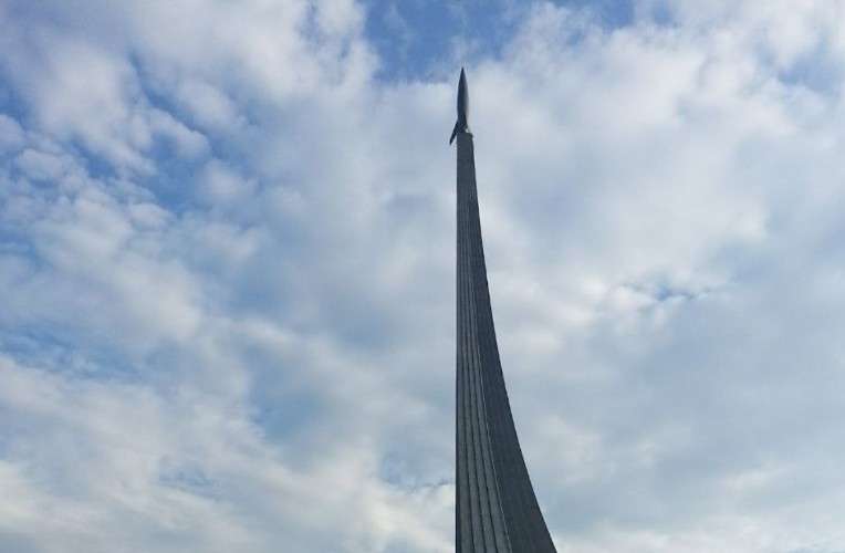 Памятник К. Циолковскому на ВДНХ в Москве