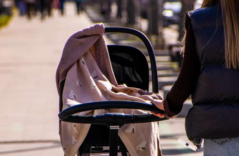 Женщина с коляской
