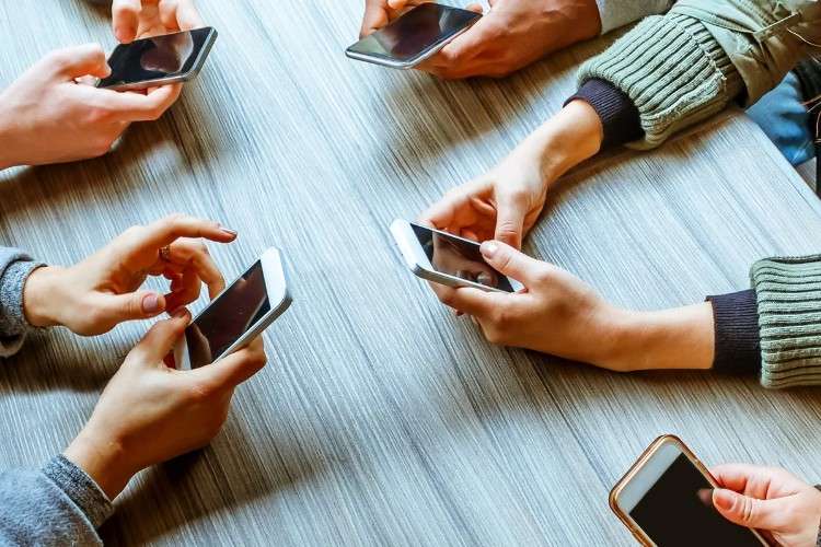 люди с телефонами