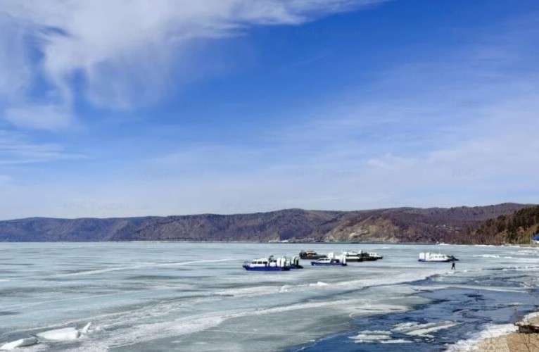 Таяние льда на Байкале