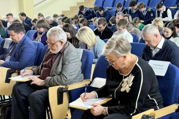 Люди пишут диктант