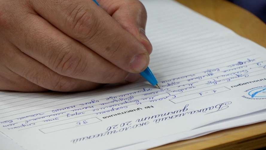 пишет диктант