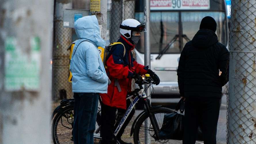 подростки, курьер, велосипед