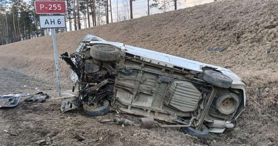 Певернувшийся автомобиль в кювете
