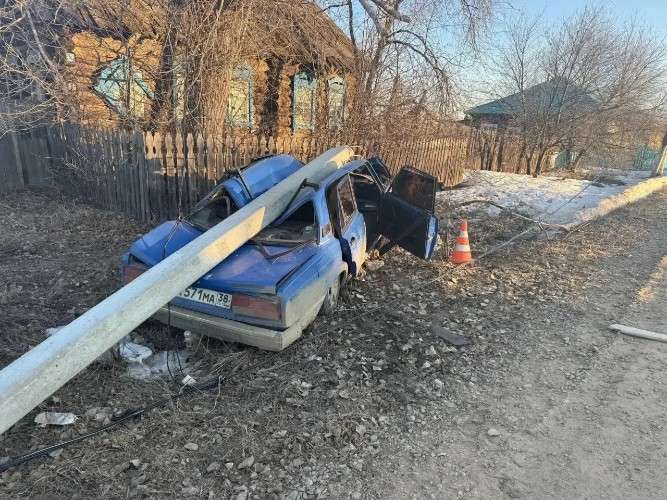 Молодой водитель без прав врезался в столб с двумя 17-летними пассажирками под Тайшетом