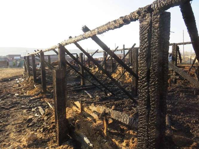 пожарище, постройка