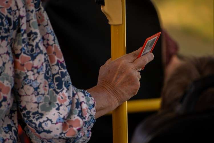 Рука женщины с проездным билетом