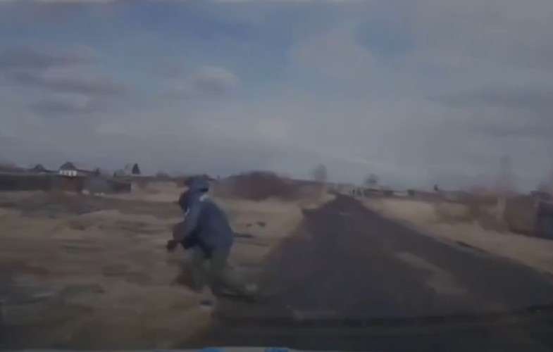 Водитель мотоцикла после падения