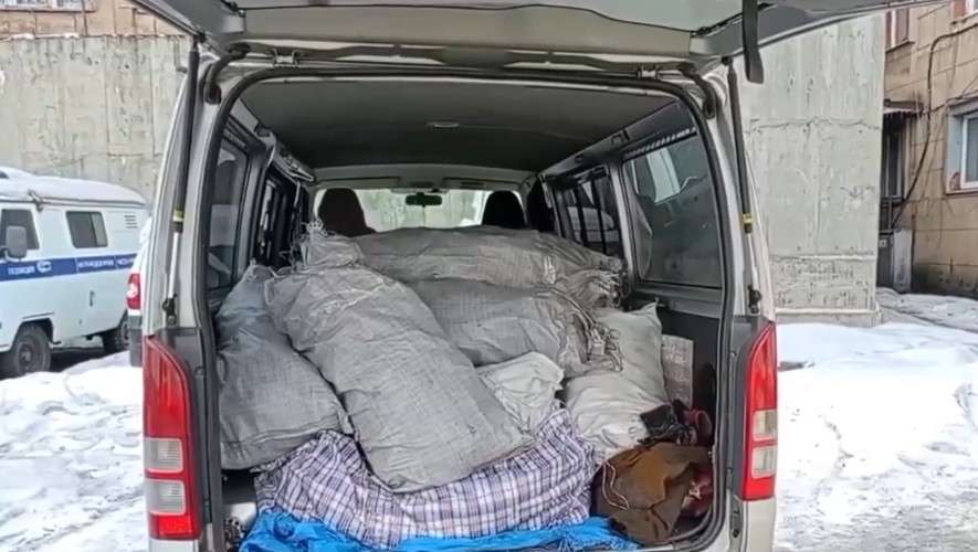 Мешки с рыбой в микроавтобусе