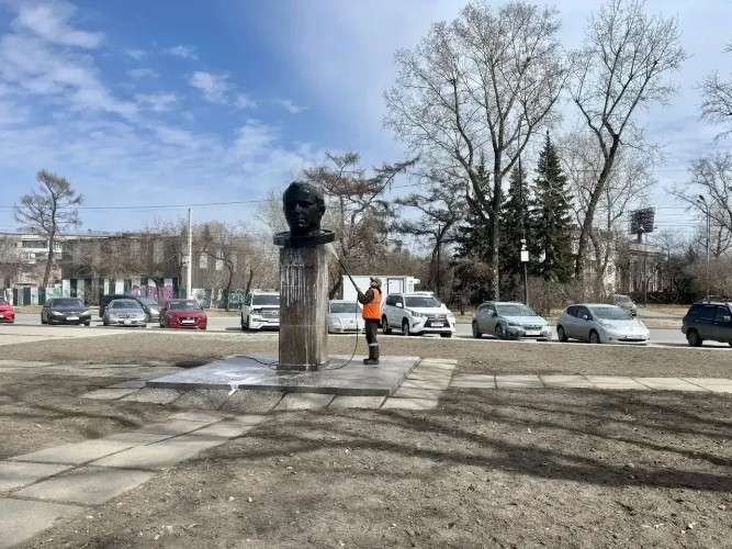 Рабочий моет памятник