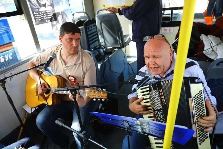 Музыканты в троллейбусе