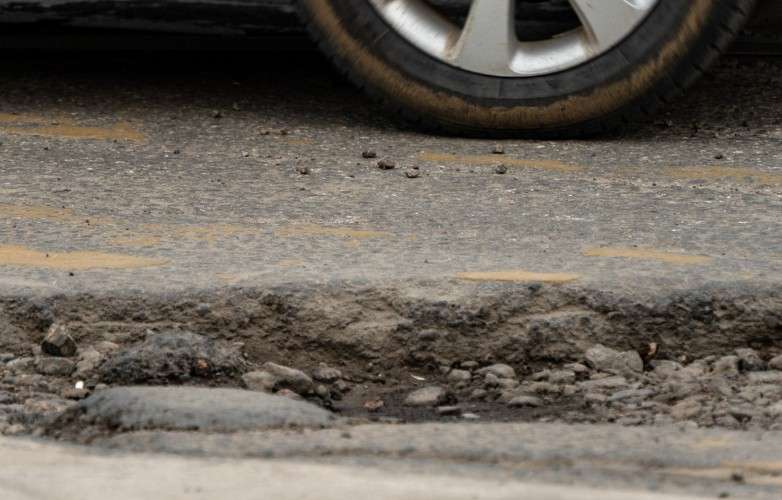 Яма на дороге