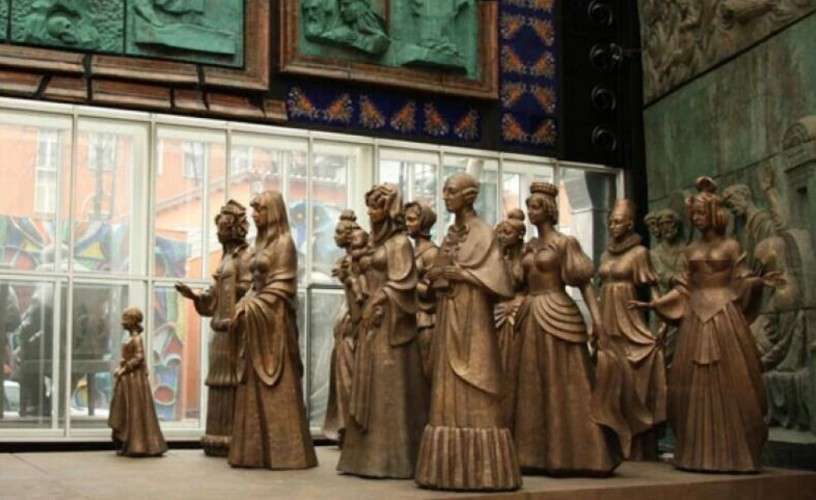 Скульптура  «Жёны декабристов. Врата судьбы»